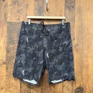 Lululemon men’s black grey board shorts size 38 EUC